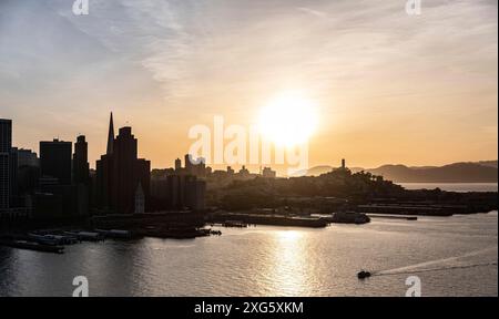 Centre-ville de San Francisco au coucher du soleil. Vue depuis le pont d'Oakland Bay Banque D'Images