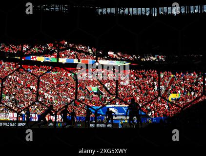 Dusseldorf. 6 juillet 2024. Les joueurs s'affrontent lors du match quart de finale de l'UEFA Euro 2024 entre l'Angleterre et la Suisse à Dusseldorf, en Allemagne, le 6 juillet 2024. Crédit : Xiao Yijiu/Xinhua/Alamy Live News Banque D'Images