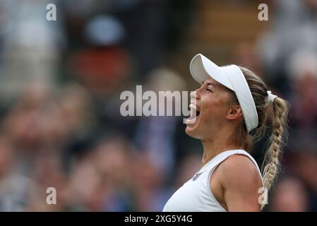 Londres, Royaume-Uni. 6 juillet 2024. Yulia Putintseva réagit après avoir remporté le match de troisième tour féminin entre Yulia Putintseva du Kazakhstan et IgA Swiatek de Pologne au championnat de tennis de Wimbledon à Londres, Grande-Bretagne, le 6 juillet 2024. Crédit : Han Yan/Xinhua/Alamy Live News Banque D'Images