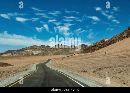 Route étroite dans le parc national de la Vallée de la mort, Californie Banque D'Images