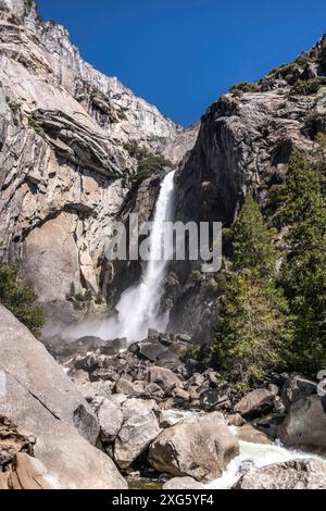 Abaissez les chutes de Yosemite par temps ensoleillé Banque D'Images