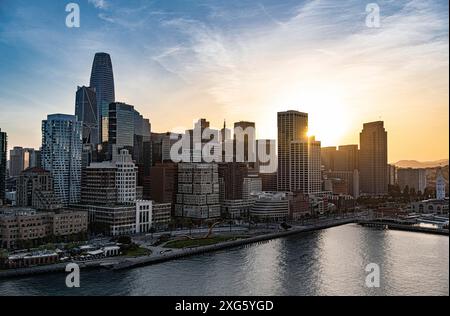 Centre-ville de San Francisco au coucher du soleil. Vue depuis le pont d'Oakland Bay Banque D'Images