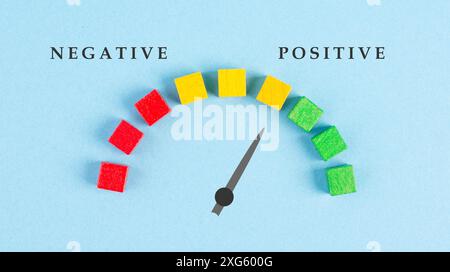 Compte-tours négatif et positif, évaluation de l'activité et du service, concept d'évaluation, marketing, tableau d'humeur, flèche pointant vers les cubes verts Banque D'Images