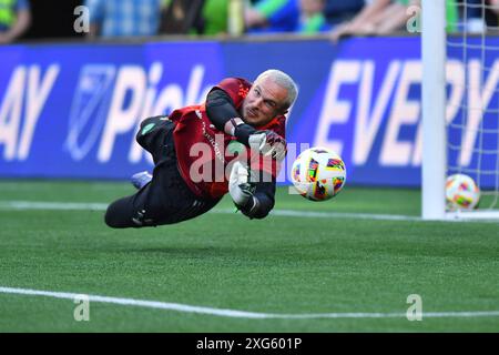 Seattle, WA, États-Unis. 06 juillet 2024. Le gardien de but Stefan Frei (24 ans) des Seattle Sounders va pour une sauvegarde dans les échauffements avant le match de football MLS entre les Seattle Sounders et la New England Revolution à Seattle, WA. Steve Faber/CSM/Alamy Live News Banque D'Images