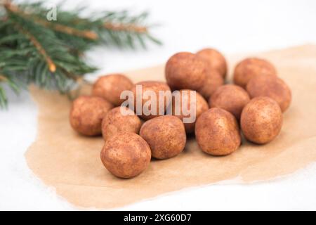 Pommes de terre de massepain, en allemand appelé Marzipankartoffeln, avec poudre de cacao, bonbons pour noël, espace de copie vide Banque D'Images