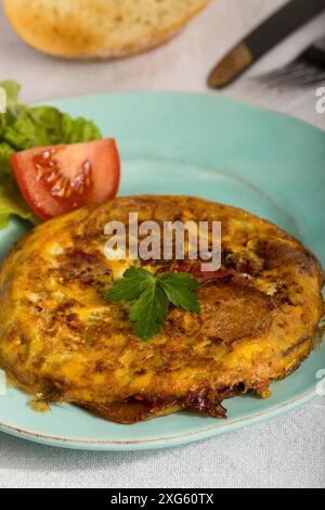 Tortilla espanola sur une assiette Banque D'Images