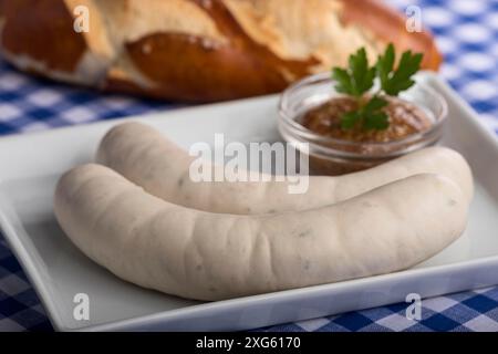 Saucisses blanches bavaroises sur une plaque Banque D'Images