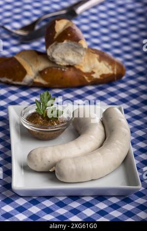 Saucisses de veau bavarois sur une assiette Banque D'Images