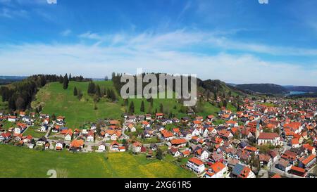 Vue aérienne de Peiting avec une vue de l'église Saint-Michel, Bavière, Allemagne Banque D'Images