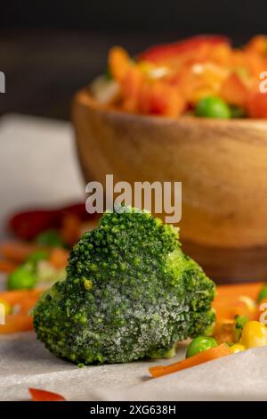 un mélange de légumes surgelés pour l'entreposage à long terme, un mélange de maïs surgelé, de pois, de poivrons et de carottes Banque D'Images