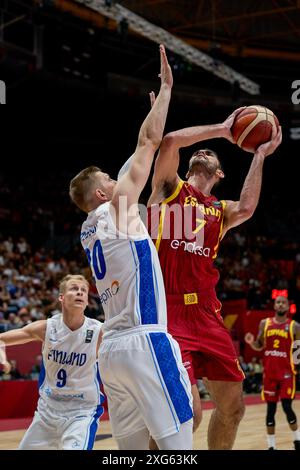 Valencia, Espagne. 06 juillet 2024. Alexander Madsen de l'équipe de Finlande, Santiago Aldama de l'équipe d'Espagne vu en action pendant le match entre la Finlande et l'Espagne dans le tournoi de qualification olympique FIBA Espagne 2024 phase de groupes au tribunal municipal de Fuente de San Luis. Crédit : SOPA images Limited/Alamy Live News Banque D'Images