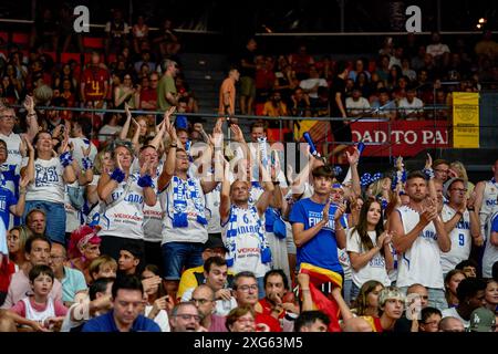 Valencia, Espagne. 06 juillet 2024. Les supporters finlandais vus en action pendant le match entre la Finlande et l'Espagne dans le tournoi de qualification olympique FIBA Espagne 2024 phase de groupes au tribunal municipal de Fuente de San Luis. Crédit : SOPA images Limited/Alamy Live News Banque D'Images