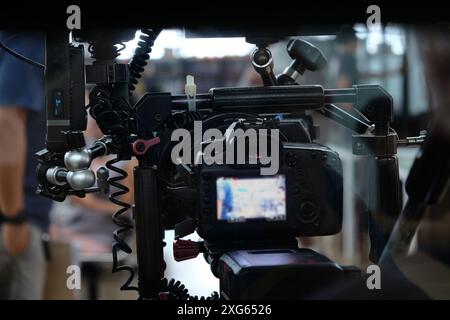 Dans les coulisses d'un tournage de film avec un appareil photo professionnel et un objectif Banque D'Images