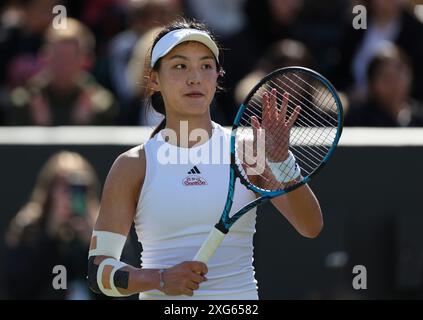 Londres, Royaume-Uni. 6 juillet 2024. Wang Xinyu célèbre après avoir remporté le match de troisième tour féminin entre Wang Xinyu de Chine et Harriet Dart de Grande-Bretagne au championnat de tennis de Wimbledon à Londres, Grande-Bretagne, le 6 juillet 2024. Crédit : Han Yan/Xinhua/Alamy Live News Banque D'Images