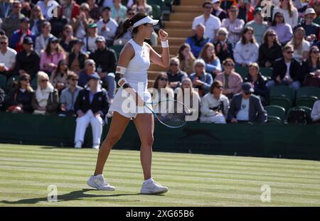 Londres, Royaume-Uni. 6 juillet 2024. Wang Xinyu célèbre après avoir remporté le match de troisième tour féminin entre Wang Xinyu de Chine et Harriet Dart de Grande-Bretagne au championnat de tennis de Wimbledon à Londres, Grande-Bretagne, le 6 juillet 2024. Crédit : Han Yan/Xinhua/Alamy Live News Banque D'Images