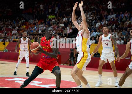 Valencia, Espagne. 4 juillet 2024. Jilson Bango de l'équipe d'Angola, Xabi Lopez Arostegui de l'équipe d'Espagne vus en action pendant le match entre l'Espagne et l'Angola dans la phase de groupes du tournoi de qualification olympique FIBA Espagne 2024 le 3 juillet 2024 au tribunal municipal de Fuente de San Luis (Valence, tournoi de qualification olympique FIBA Espagne 2024 phase de groupes le 3 juillet 2024). Score final ; Espagne 89 - 81 Angola. Score final ; Espagne 89 - 81 Angola (crédit image : © German Vidal Ponce/SOPA images via ZUMA Press Wire) USAGE ÉDITORIAL SEULEMENT! Non destiné à UN USAGE commercial ! Banque D'Images