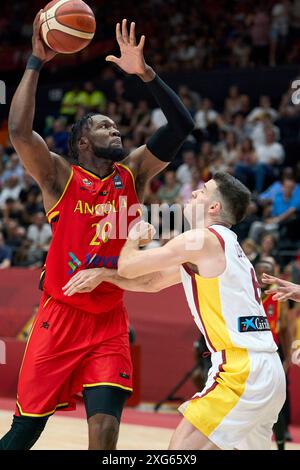 Valencia, Espagne. 4 juillet 2024. Bruno Fernando de l'équipe d'Angola, Xabi Lopez Arostegui de l'équipe d'Espagne vus en action pendant le match entre l'Espagne et l'Angola dans le tournoi de qualification olympique FIBA Espagne 2024 phase de groupes le 3 juillet 2024 au tribunal municipal de Fuente de San Luis (Valence, tournoi de qualification olympique FIBA Espagne 2024 phase de groupes le 3 juillet 2024). Score final ; Espagne 89 - 81 Angola. Score final ; Espagne 89 - 81 Angola (crédit image : © German Vidal Ponce/SOPA images via ZUMA Press Wire) USAGE ÉDITORIAL SEULEMENT! Non destiné à UN USAGE commercial ! Banque D'Images