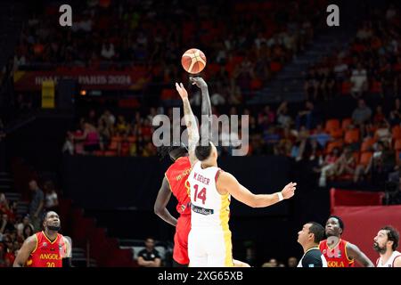 Valencia, Espagne. 4 juillet 2024. Willy Hernangomez de l'équipe d'Espagne, Jilson Bango de l'équipe d'Angola vus en action pendant le match entre l'Espagne et l'Angola dans le tournoi de qualification olympique FIBA Espagne 2024 phase de groupes le 3 juillet 2024 au tribunal municipal de Fuente de San Luis (Valence, tournoi de qualification olympique FIBA Espagne 2024 phase de groupes le 3 juillet 2024). Score final ; Espagne 89 - 81 Angola. Score final ; Espagne 89 - 81 Angola (crédit image : © German Vidal Ponce/SOPA images via ZUMA Press Wire) USAGE ÉDITORIAL SEULEMENT! Non destiné à UN USAGE commercial ! Banque D'Images