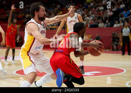 Valencia, Espagne. 4 juillet 2024. Sergio Llull de l'équipe d'Espagne, Childe Dundao de l'équipe d'Angola vus en action pendant le match entre l'Espagne et l'Angola dans le tournoi de qualification olympique FIBA Espagne 2024 phase de groupes le 3 juillet 2024 au tribunal municipal de Fuente de San Luis (Valence, tournoi de qualification olympique FIBA Espagne 2024 phase de groupes le 3 juillet 2024). Score final ; Espagne 89 - 81 Angola. Score final ; Espagne 89 - 81 Angola (crédit image : © German Vidal Ponce/SOPA images via ZUMA Press Wire) USAGE ÉDITORIAL SEULEMENT! Non destiné à UN USAGE commercial ! Banque D'Images