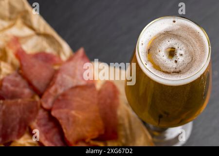 bière dorée légère dans un verre sur fond noir, bière alcoolisée dans un verre en verre Banque D'Images