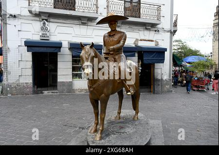 GUADALAJARA, JALISCO, MEXIQUE : une statue d'un mariachi sur des stands à cheval sur la Plaza de los Mariachis à Guadalajara, Jalisco, Mexique. Banque D'Images