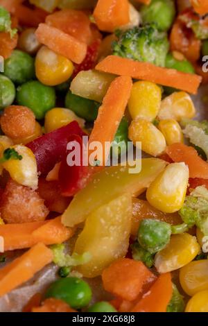 un mélange de légumes surgelés pour l'entreposage à long terme, un mélange de maïs surgelé, de pois, de poivrons et de carottes Banque D'Images