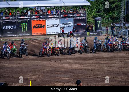 Championnat du monde de motocross-Round 12-MXGP de Lombok-7 Luglio 2024-MX2 Class-Start pendant MXGP de Lombok, course de Motocross en Indonésie, Indonésie, 07 juillet 2024 Banque D'Images