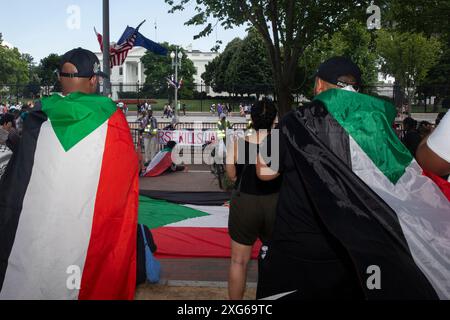 Washington DC, États-Unis . 06 juillet 2024. Les militants pour les droits démocratiques du Soudan se sont rassemblés devant la Maison Blanche, Washington DC, États-Unis, puis se sont rassemblés le 6 juillet 2024. Ils réclament la paix et une aide humanitaire pour la République du Soudan, ainsi que la fin du conflit soudanais en cours. Crédit : Aashish Kiphayet/Alamy Live News Banque D'Images