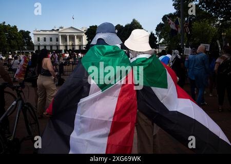 Washington DC, États-Unis . 06 juillet 2024. Les militants pour les droits démocratiques du Soudan se sont rassemblés devant la Maison Blanche, Washington DC, États-Unis, puis se sont rassemblés le 6 juillet 2024. Ils réclament la paix et une aide humanitaire pour la République du Soudan, ainsi que la fin du conflit soudanais en cours. Crédit : Aashish Kiphayet/Alamy Live News Banque D'Images