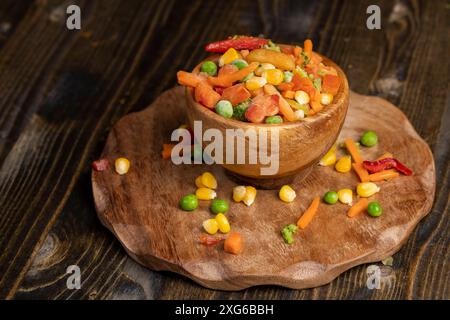 un mélange de légumes surgelés pour l'entreposage à long terme, un mélange de maïs surgelé, de pois, de poivrons et de carottes Banque D'Images