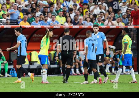 Las Vegas, Nevada, États-Unis. 06 juillet 2024. Le milieu de terrain brésilien JoÃ£o Gomes (15 ans) réagit après avoir reçu un carton jaune lors du match des quarts de finale de la CONMEBOL Copa America au stade Allegiant entre l'Uruguay et le Brésil le 6 juillet 2024 à Las Vegas, Nevada. Christopher Trim/CSM/Alamy Live News Banque D'Images