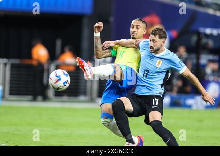 Las Vegas, Nevada, États-Unis. 06 juillet 2024. Le milieu de terrain brésilien Raphinha (11 ans) et le défenseur uruguayen ViÃ±-as MatÃ a (17 ans) s'affrontent pour le ballon lors du match des quarts de finale de la CONMEBOL Copa America au stade Allegiant entre l'Uruguay et le Brésil le 6 juillet 2024 à Las Vegas, Nevada. Christopher Trim/CSM/Alamy Live News Banque D'Images