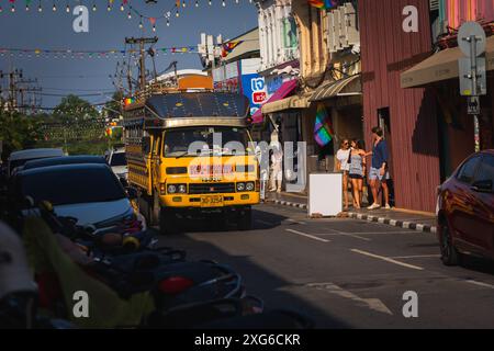 Thaïlande. Phuket local Tuk Tuk Service de taxi local dans la vieille ville avec des bâtiments sino-portugais. Commerces et restaurants dans la vieille ville. Transp. Mini bus local Banque D'Images