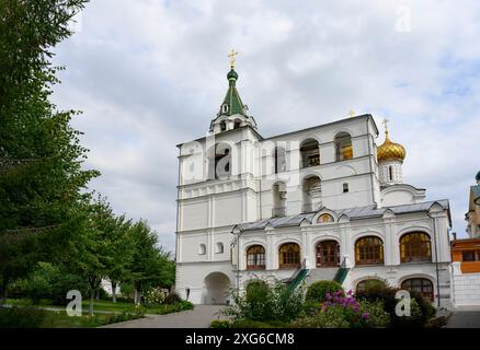 Vue du clocher de l'église de Jean le théologien du monastère de la Sainte Trinité Ipatiev du XVe siècle à Kostroma, Russie. Inscrip Banque D'Images