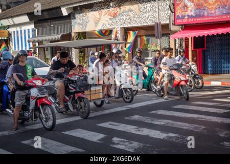 Vue des motos et des voitures en attente du feu de circulation pour aller vert en Thaïlande Phuket. Traversée de zèbre dans la vieille ville de Phuket. Signal rouge attente de circulation Banque D'Images