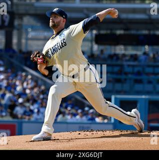 Los Angeles, États-Unis. 06 juillet 2024. James Paxton, lanceur débutant des Dodgers de Los Angeles, se retrouve face aux Brewers de Milwaukee lors de la troisième manche au Dodger Stadium de Los Angeles le samedi 6 juillet 2024. Photo de Jim Ruymen/UPI crédit : UPI/Alamy Live News Banque D'Images