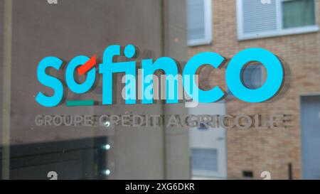 Bordeaux , France - 07 06 2024 : groupe sofinco CA crédit agricole signe texte et logo marque de façade de bureau français du bâtiment mural de l'agence Banque D'Images