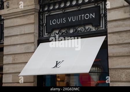 Bordeaux , France - 06 23 2024 : logo louis vuitton marque et signe texte chaîne mur avant façade jusqu'à magasin boutique de mode dans la rue Banque D'Images