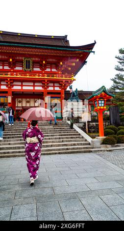 JAPON, KYOTO – avril 2024 : jeune fille vêtue de kimono au temple-sanctuaire Fushimiinari Taisha à Kyoto, Japon Banque D'Images