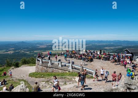 Touristes visitant la tour Jested au sommet de la montagne Jested, célèbre pont d'observation et tour de diffusion de télévision près de la ville de Liberec en république tchèque Banque D'Images