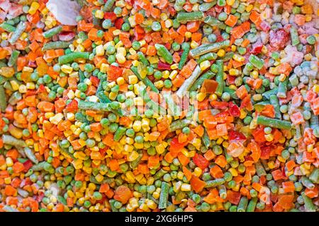 fond de légumes congelés coupés en morceaux. Nutrition végétalienne Banque D'Images