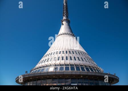 Tour Jested au sommet de la montagne Jested, célèbre attraction touristique et tour de diffusion de télévision près de la ville de Liberec en république tchèque Banque D'Images