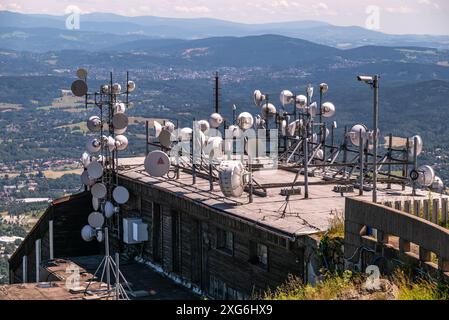 Antennes de diffusion de la tour Jested sur le sommet de la montagne Jested, célèbre attraction touristique et tour de diffusion de télévision près de la ville de Liberec à Czec Banque D'Images
