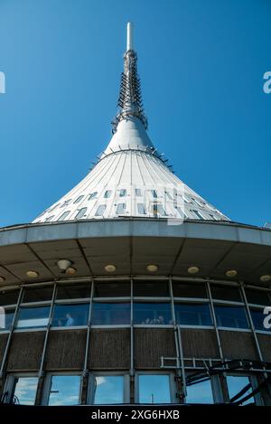 Tour Jested au sommet de la montagne Jested, célèbre attraction touristique et tour de diffusion TV près de la ville de Liberec en république tchèque le 6 juillet 2024 Banque D'Images