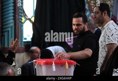 Téhéran, Iran. 5 juillet 2024. Un électeur vote dans un bureau de vote à Téhéran, Iran, le 5 juillet 2024. Masoud Pezeshkian, ancien ministre iranien de la santé, a remporté la 14e élection présidentielle du pays, a annoncé samedi le porte-parole du siège électoral iranien Mohsen Eslami. Eslami a fait cette annonce tout en dévoilant les résultats du second tour qui s'est tenu vendredi entre le réformiste Pezeshkian et le principliste Saeed Jalili, ancien négociateur en chef de l'Iran dans les pourparlers nucléaires avec les puissances mondiales. Crédit : Shadati/Xinhua/Alamy Live News Banque D'Images