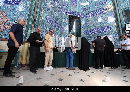 Téhéran, Iran. 5 juillet 2024. Les gens votent dans un bureau de vote à Téhéran, Iran, le 5 juillet 2024. Masoud Pezeshkian, ancien ministre iranien de la santé, a remporté la 14e élection présidentielle du pays, a annoncé samedi le porte-parole du siège électoral iranien Mohsen Eslami. Eslami a fait cette annonce tout en dévoilant les résultats du second tour qui s'est tenu vendredi entre le réformiste Pezeshkian et le principliste Saeed Jalili, ancien négociateur en chef de l'Iran dans les pourparlers nucléaires avec les puissances mondiales. Crédit : Shadati/Xinhua/Alamy Live News Banque D'Images