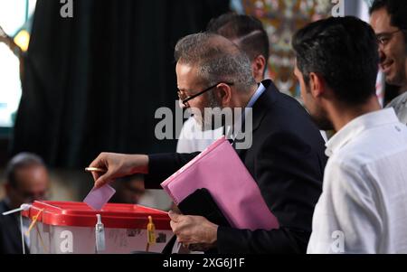 Téhéran, Iran. 5 juillet 2024. Un électeur vote dans un bureau de vote à Téhéran, Iran, le 5 juillet 2024. Masoud Pezeshkian, ancien ministre iranien de la santé, a remporté la 14e élection présidentielle du pays, a annoncé samedi le porte-parole du siège électoral iranien Mohsen Eslami. Eslami a fait cette annonce tout en dévoilant les résultats du second tour qui s'est tenu vendredi entre le réformiste Pezeshkian et le principliste Saeed Jalili, ancien négociateur en chef de l'Iran dans les pourparlers nucléaires avec les puissances mondiales. Crédit : Shadati/Xinhua/Alamy Live News Banque D'Images