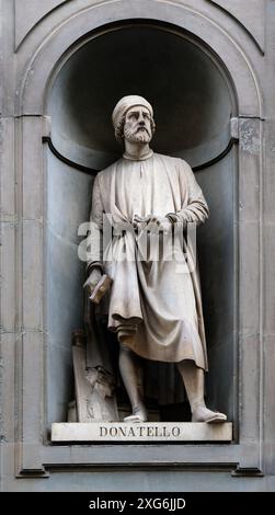 Donatello dans les niches de la colonnade de la Galerie des Offices, Florence, Italie. Banque D'Images