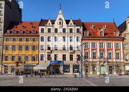 WROCLAW, POLOGNE - 4 NOVEMBRE 2023 : il s'agit d'un groupe de bâtiments historiques (Maison des électeurs, Maison sous le soleil bleu, Maison sous le soleil d'or) Banque D'Images