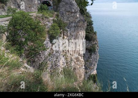 Côté ouest du lac de Garde (lac de Garde) à Tignale, Province de Brescia, Lombardie, Italie© Wojciech Strozyk / Alamy Stock photo Banque D'Images